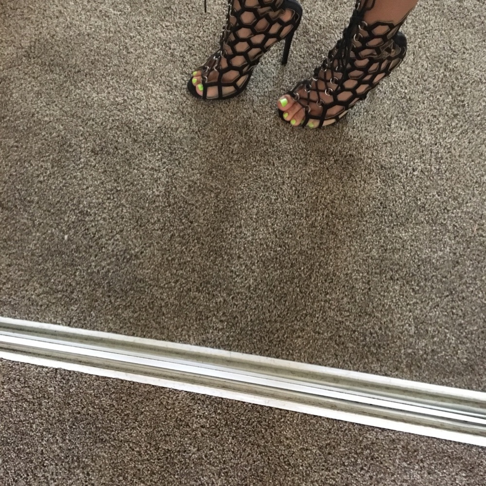 ❤️(SOLD)❤️Honeycomb Heels - Picture 2 of 4